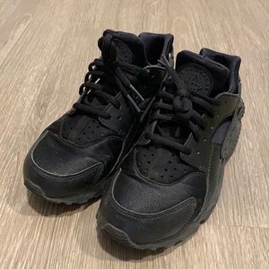 NIKE Huarache Triple Black